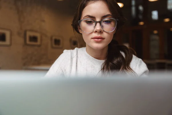 Image Young Beautiful Caucasian Woman Wearing Eyeglasses Using Silver Laptop — Stock Photo, Image