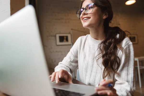 Imagen Una Joven Hermosa Mujer Caucásica Usando Anteojos Usando Portátil — Foto de Stock