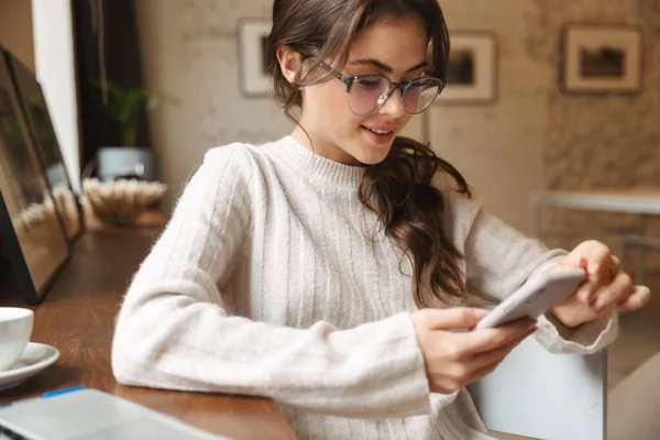 Afbeelding Van Jonge Mooie Blanke Vrouw Met Bril Met Smartphone — Stockfoto