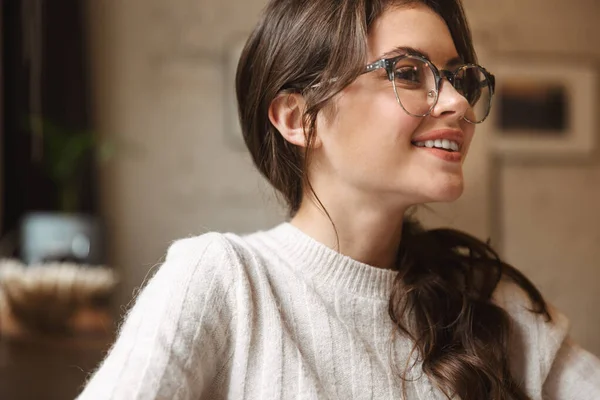 Kép Fiatal Gyönyörű Fehér Visel Szemüveget Mosolyog Miközben Pihen Kávézóban — Stock Fotó