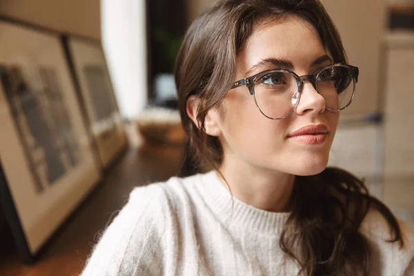 Kép Fiatal Gyönyörű Fehér Visel Szemüveget Mosolyog Miközben Pihen Kávézóban — Stock Fotó