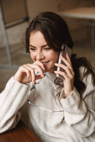 Kafede Elinde Gözlük Olan Akıllı Telefondan Konuşan Güzel Beyaz Bir — Stok fotoğraf