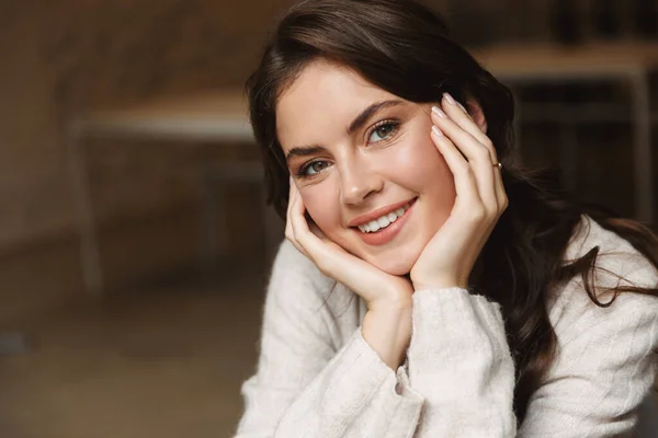 Imagen Joven Hermosa Mujer Caucásica Con Pelo Largo Castaño Sonriendo —  Fotos de Stock