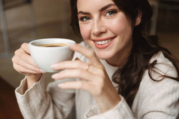 Image Young Beautiful Caucasian Woman Long Brown Hair Smiling While — Stock Photo, Image