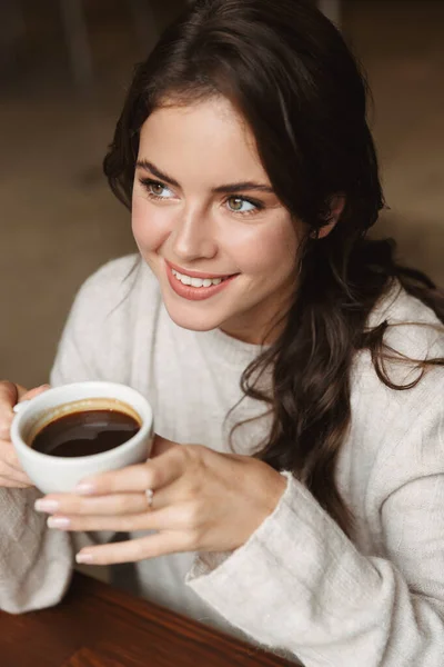 Imagen Joven Hermosa Mujer Caucásica Con Pelo Largo Castaño Sonriendo —  Fotos de Stock