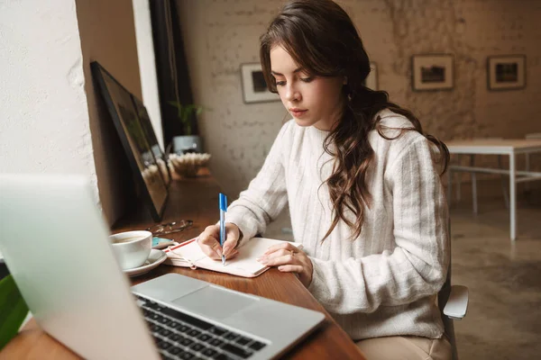 Image Young Beautiful Caucasian Woman Long Brown Hair Using Laptop — Stock Photo, Image