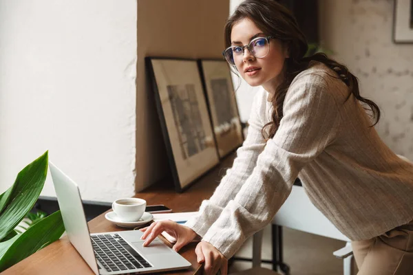 Kafe Ders Çalışırken Gözlük Takan Genç Güzel Bir Beyaz Kadın — Stok fotoğraf