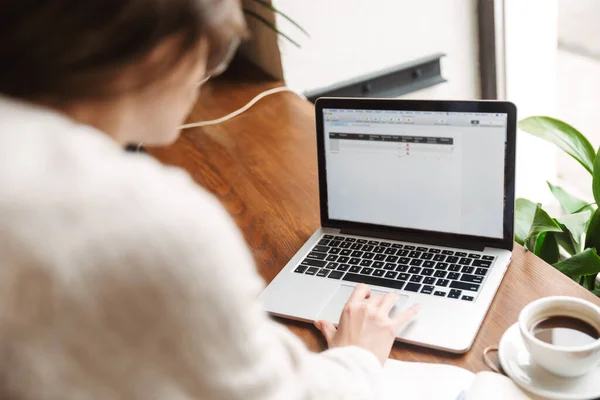 Imagem Jovem Mulher Branca Bonita Usando Óculos Usando Laptop Enquanto — Fotografia de Stock