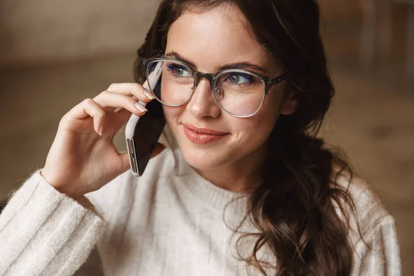 Imagen Una Joven Hermosa Mujer Caucásica Usando Anteojos Hablando Teléfono —  Fotos de Stock