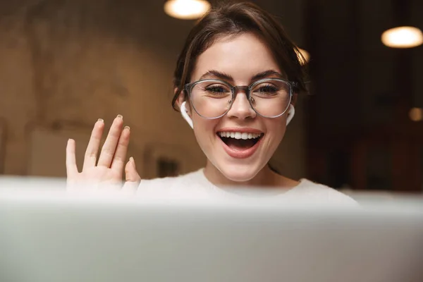 Imagem Jovem Mulher Branca Bonita Usando Óculos Usando Laptop Fones — Fotografia de Stock