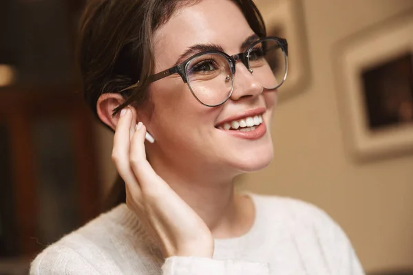 Imagen Una Joven Hermosa Mujer Caucásica Con Auriculares Sonriendo Escuchando —  Fotos de Stock