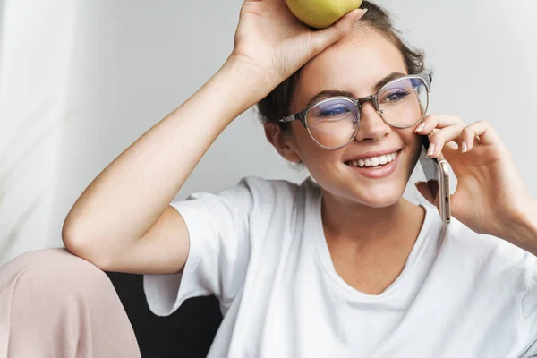 Bild Einer Lächelnden Netten Frau Mit Brille Die Auf Dem — Stockfoto