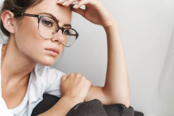 Image Gros Plan Femme Mignonne Sérieuse Dans Les Lunettes Regardant — Photo