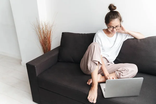 Afbeelding Van Lachende Brunette Vrouw Bril Typen Laptop Terwijl Zitten — Stockfoto