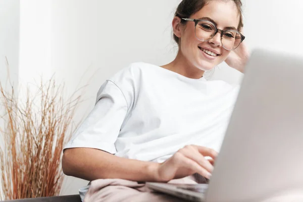 Image Smiling Beautiful Woman Eyeglasses Using Laptop While Sitting Sofa — Stock Photo, Image