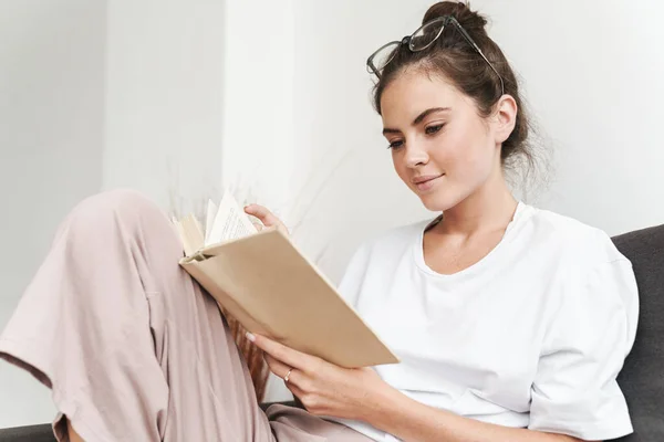 Imagen Una Joven Mujer Caucásica Libro Informal Lectura Camisetas Mientras —  Fotos de Stock