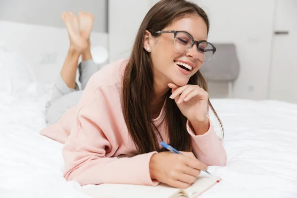 Fröhlich Schönes Junges Mädchen Schlafanzug Liegt Bett Schlafzimmer Und Schreibt — Stockfoto