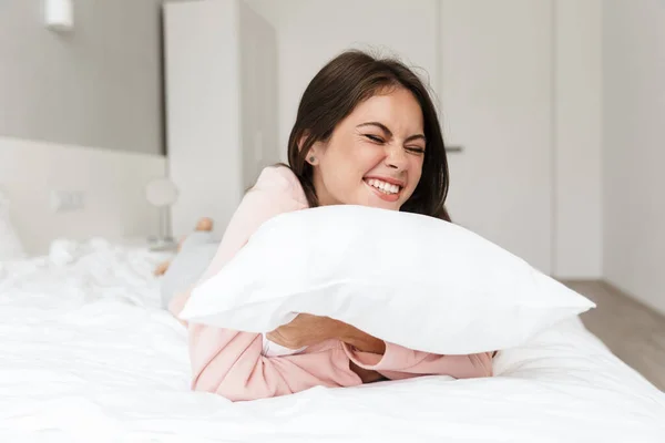 Alegre Chica Joven Encantadora Con Pijama Descansando Cama Dormitorio Abrazando — Foto de Stock