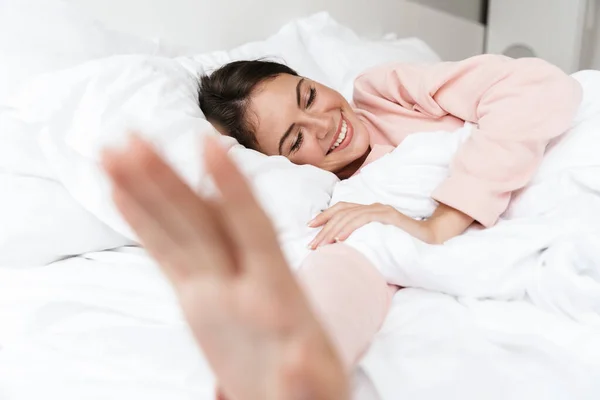 Yatak Odasında Pijama Giyen Ellerini Uzatan Neşeli Genç Bir Kız — Stok fotoğraf