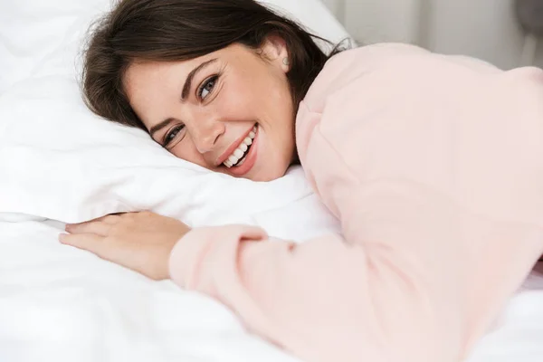Alegre Chica Joven Encantadora Con Pijama Descansando Cama Dormitorio Abrazando —  Fotos de Stock