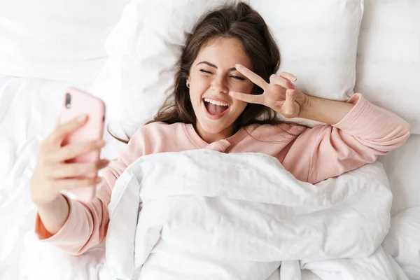 Вид Сверху Веселой Симпатичной Девушки Пижаме Лежащей Постели Спальне Делающей — стоковое фото