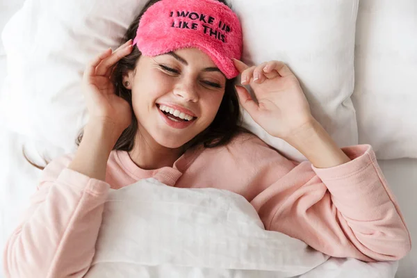 Yatak Odasında Pijama Giymiş Uyku Maskesi Takmış Neşeli Bir Genç — Stok fotoğraf