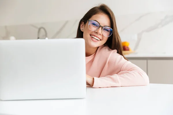 Smilende Lækker Pige Der Arbejder Bærbar Computer Mens Sidder Ved - Stock-foto