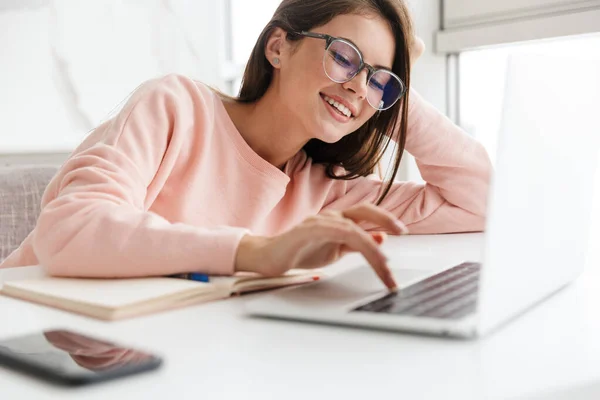 Sonriente Chica Guapa Trabajando Ordenador Portátil Mientras Está Sentado Mesa —  Fotos de Stock