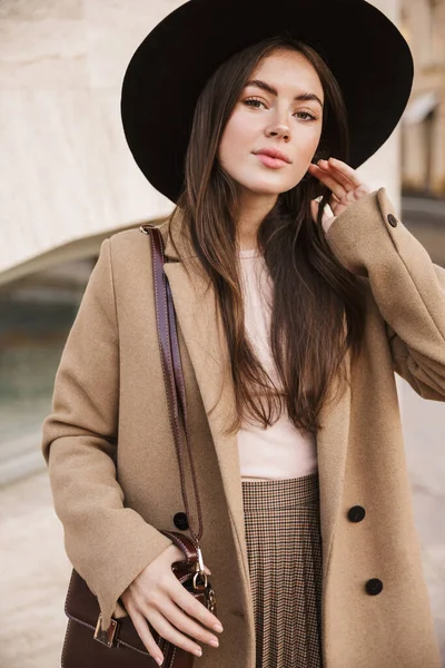 Retrato Morena Jovem Mulher Moda Vestida Com Casaco Outono Andando — Fotografia de Stock