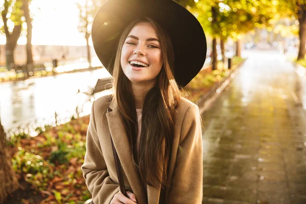 Retrato Una Joven Morena Alegre Con Abrigo Sombrero Caminando Parque — Foto de Stock