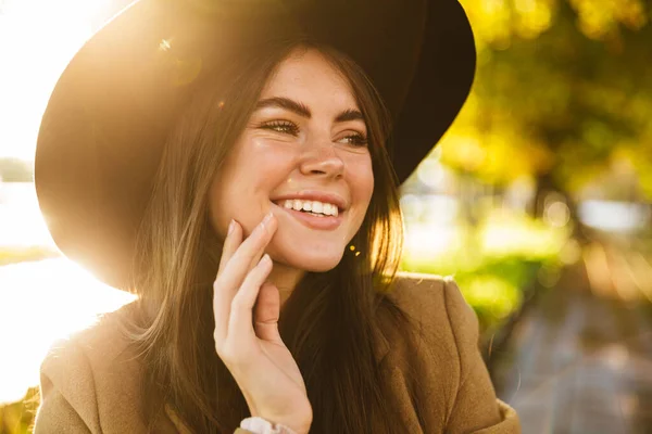 Portrait Happy Young Brunette Woman Wearing Coat Hat Sitting Bench — Stock Photo, Image