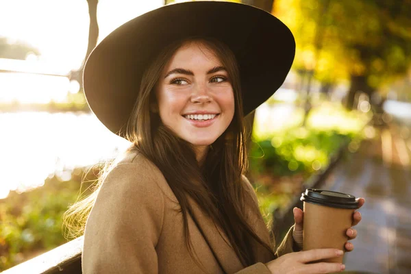 Retrato Una Mujer Sonriente Con Abrigo Sombrero Sentado Banco Con —  Fotos de Stock