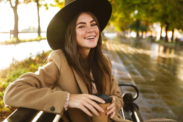 Retrato Mujer Joven Con Abrigo Sombrero Sentado Banco Con Taza —  Fotos de Stock