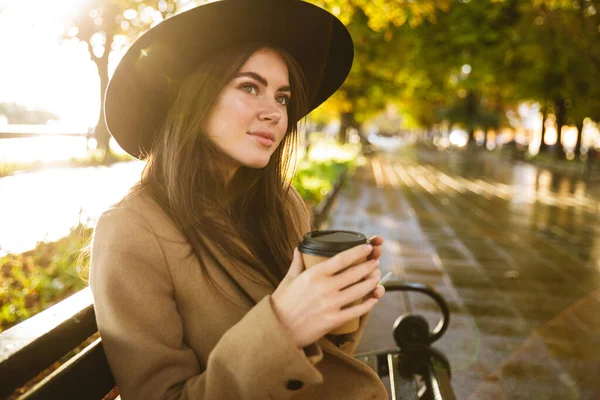 Retrato Una Mujer Reflexiva Con Abrigo Sombrero Sentado Banco Con —  Fotos de Stock