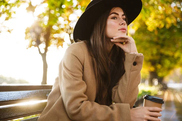 Retrato Mujer Elegante Con Abrigo Sombrero Sentado Banco Con Taza —  Fotos de Stock