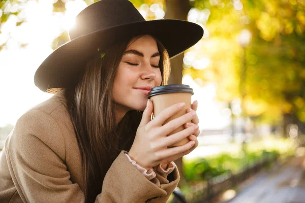 Retrato Una Mujer Joven Con Abrigo Sombrero Bebiendo Café Mientras —  Fotos de Stock