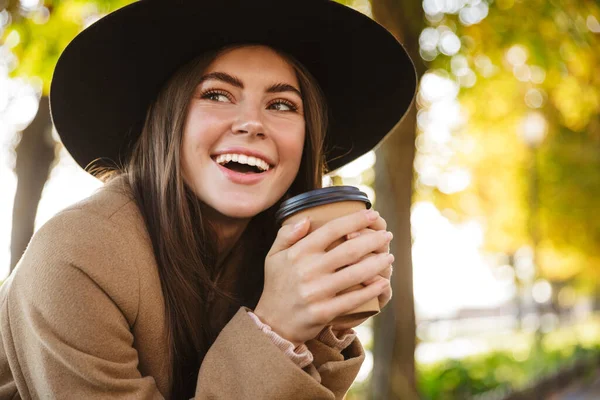 Portret Szczęśliwej Kobiety Płaszczu Kapeluszu Pijącej Kawę Podczas Spaceru Jesiennym — Zdjęcie stockowe