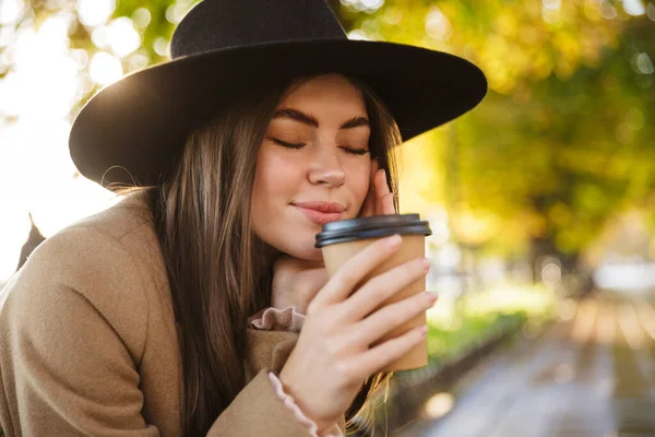Retrato Mujer Encantadora Con Abrigo Sombrero Bebiendo Café Mientras Camina —  Fotos de Stock