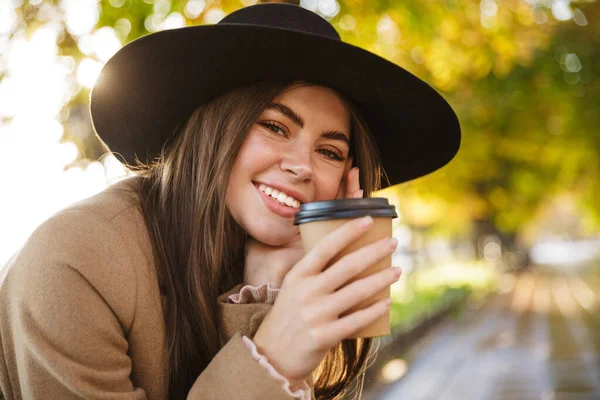 Retrato Mujer Morena Con Abrigo Sombrero Bebiendo Café Mientras Camina —  Fotos de Stock