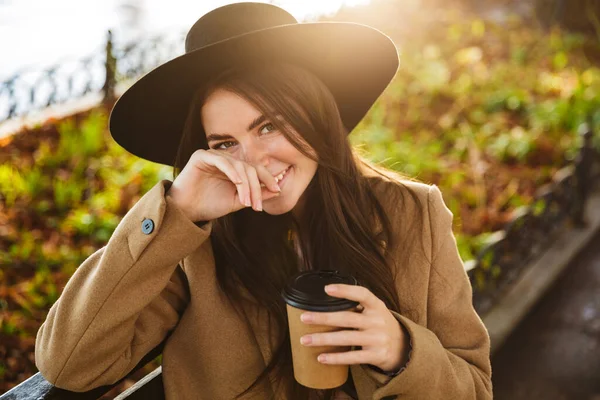 Retrato Mujer Feliz Con Abrigo Sombrero Sentado Banco Con Taza —  Fotos de Stock