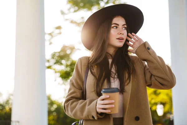 Retrato Mujer Joven Abrigo Otoño Sombrero Sosteniendo Taza Café Mientras —  Fotos de Stock