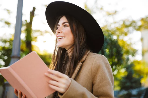 Portrait Magnifique Jeune Femme Portant Manteau Chapeau Livre Lecture Extérieur — Photo