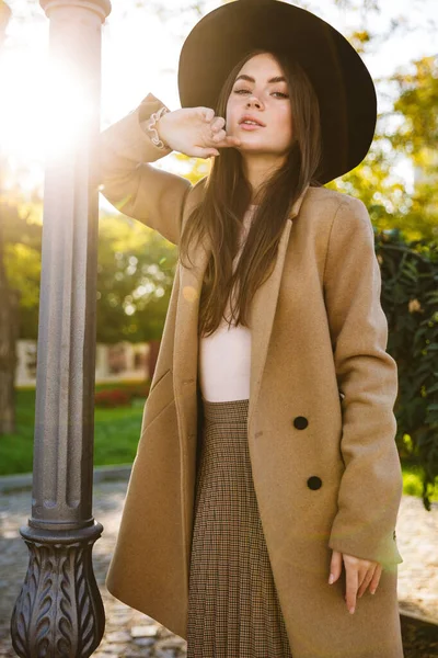 Retrato Mulher Satisfeita Casaco Outono Chapéu Andando Jardim Verde Livre — Fotografia de Stock