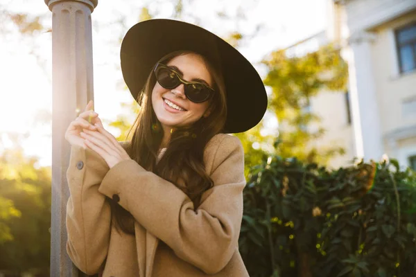 Retrato Mujer Atractiva Gafas Sol Sombrero Sonriendo Mientras Camina Jardín — Foto de Stock