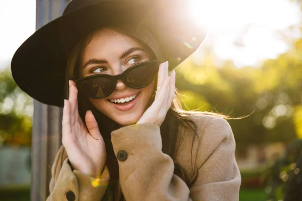 Портрет Великолепной Женщины Солнцезащитных Очках Шляпе Улыбающейся Время Прогулки Зеленому — стоковое фото