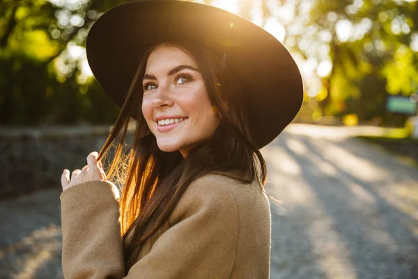 Bild Einer Attraktiven Frau Herbstmantel Und Hut Die Beim Spazierengehen — Stockfoto