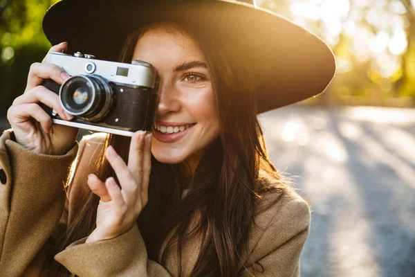 Bild Förförisk Kvinna Hatt Leende Medan Tar Foto Retrokamera Utomhus — Stockfoto