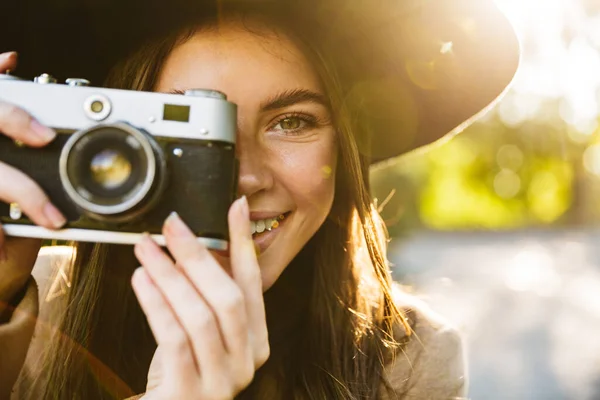 Dışarıdaki Retro Kamerada Fotoğraf Çekilirken Gülümseyen Şapkalı Olumlu Bir Kadın — Stok fotoğraf