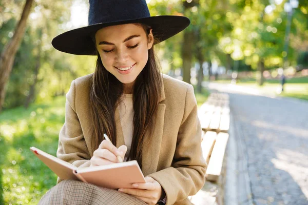 Image Une Femme Satisfaite Manteau Automne Chapeau Tenant Journal Intime — Photo