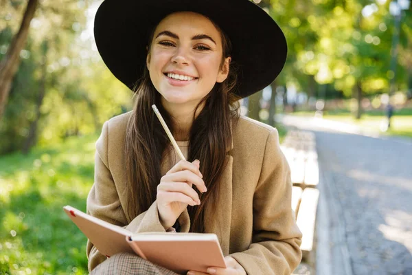 Imagen Mujer Caucásica Abrigo Otoño Sombrero Sosteniendo Libro Diario Mientras — Foto de Stock